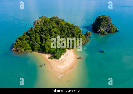 Antenna fuco vista della piccola ma bella spiaggia e isola tropicale di Koh Nok, in Phang Nga, Thailandia Foto Stock