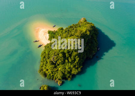 Antenna fuco vista della piccola ma bella spiaggia e isola tropicale di Koh Nok, in Phang Nga, Thailandia Foto Stock