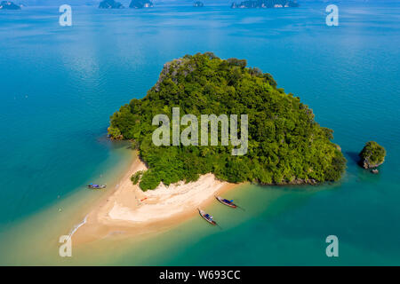 Antenna fuco vista della piccola ma bella spiaggia e isola tropicale di Koh Nok, in Phang Nga, Thailandia Foto Stock