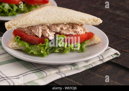 Una insalata di tonno Sandwich con pomodori e lattuga su un Country Farm tabella Foto Stock