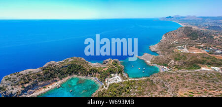 Antenna birds eye view drone foto Anthony Quinn e Ladiko bay sull'isola di Rodi, Dodecanneso, Grecia. Panorama con bella laguna e mare azzurro. F Foto Stock