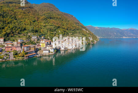 Vista aerea orizzontale sul bellissimo Lago di Como in Lombardia, Italia. Scenic piccolo borgo con case tradizionali e chiare acque blu. Turistica estiva "vacatio Foto Stock