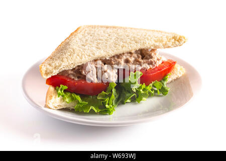 Una insalata di tonno Sandwich con pomodori e lattuga isolato su uno sfondo bianco Foto Stock