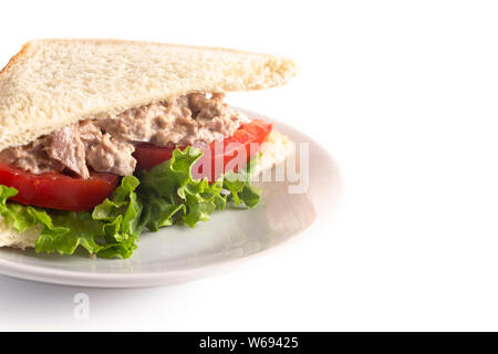 Una insalata di tonno Sandwich con pomodori e lattuga isolato su uno sfondo bianco Foto Stock