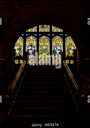 La finestra di vetro colorato a Cliffe Castle Museum, Keighley, West Yorkshire. Foto Stock