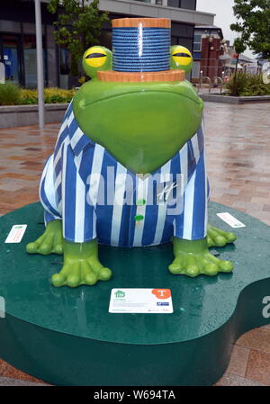 Una delle rane in Stockport il salto gigante, un sentiero artistico di 19 giganti e rane di dimensioni che gli organizzatori dicono 'celebra tutti i grandi cambiamenti che stanno avvenendo in Stockport'. Il sentiero si snoda dal 29 giugno fino al 28 settembre 2019. Foto Stock