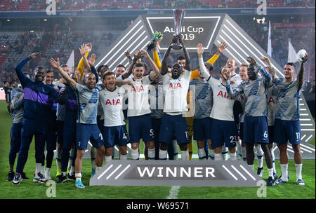 Monaco di Baviera, Germania. 31 Luglio, 2019. Calcio: Test match, Audi Cup di Allianz Arena, Finale: Bayern Munich - Tottenham Hotspur. I giocatori del Tottenham allegria con il trofeo. Credito: Sven Hoppe/dpa/Alamy Live News Foto Stock