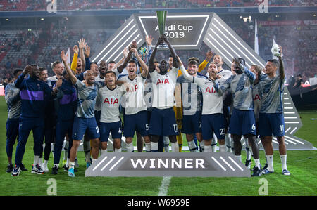 Monaco di Baviera, Germania. 31 Luglio, 2019. Calcio: Test match, Audi Cup di Allianz Arena, Finale: Bayern Munich - Tottenham Hotspur. I giocatori del Tottenham allegria con il trofeo. Credito: Sven Hoppe/dpa/Alamy Live News Foto Stock