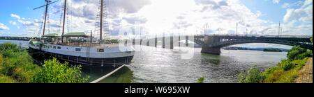 PANORAMA di Mainz, Germania,Mainz Kastel ormeggio barche vicino a Mainz, Germania Foto Stock