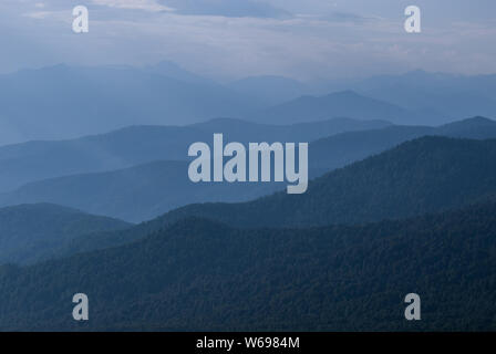 Gelendzhik, Regione Krasnodar, Russia. 31 Luglio, 2019. Paesaggio di montagna Credito: Demian Stringer/ZUMA filo/Alamy Live News Foto Stock