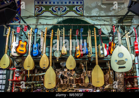 Colorati strumenti musicali in vendita a Istanbul Grand Bazaar, Turchia Foto Stock