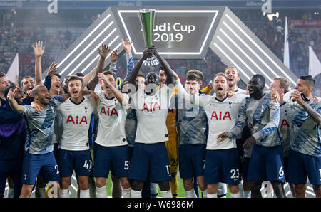 Monaco di Baviera, Germania. 31 Luglio, 2019. Calcio: Test match, Audi Cup di Allianz Arena, Finale: Bayern Munich - Tottenham Hotspur. I giocatori del Tottenham allegria con il trofeo. Credito: Sven Hoppe/dpa/Alamy Live News Foto Stock