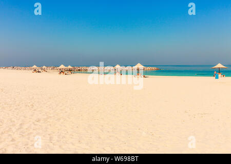 Vista panoramica sul bel Parco Al Mamzar beach in Dubai, UAE. Emirati Arabi Uniti famosa destinazione turistica. Chiare acque blu del Golfo Persico, Oceano Indiano Foto Stock