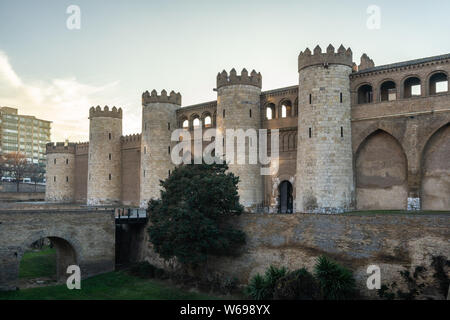 La facciata esterna del palazzo di Castillo de la Aljafería di Saragozza e sito Patrimonio Mondiale dell'UNESCO, costruito nel XI secolo durante la dominazione Islamica della Spagna Foto Stock