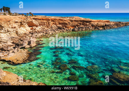 Bella roccia naturale nei pressi di Ayia Napa, Cavo Greco e Protaras sull isola di Cipro, Mare Mediterraneo. Visualizzare nei pressi del leggendario ponte amanti. Incredibile b Foto Stock