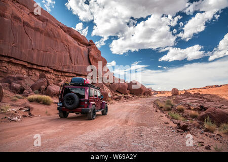 Esplorando il Pianeta rosso in un rosso jeep! Foto Stock