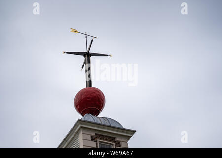 Una sfera di tempo con weathervane siede in cima alla sala ottagonale di Flamstead House presso l'Osservatorio Reale di Greenwich, Londra Inghilterra REGNO UNITO Foto Stock