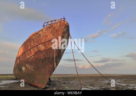 Rampside, Barrow-In-Furness, Cumbria, Regno Unito. 31 Agosto, 2019. Regno Unito Meteo. Dopo una giornata di sole e di docce, in tarda serata di sole e cielo blu da Rampside su la costa del Cumbria. Vista verso i derelitti peschereccio "Vita Nova' con nuvole sopra il lontano Morecambe Bay. Credito: greenburn/Alamy Live News Foto Stock