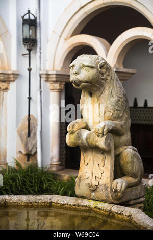 Fontana di leone in pietra a Condes de Castro Guimaraes Musem precedentemente conosciuto come la Torre de S. Sebastião (Torre di San Sebastiano) a Cascais, Portogallo Foto Stock