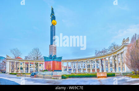 VIENNA, Austria - 2 Marzo 2019: il panorama di guerra sovietica Memorial con thesculpture del soldato, tiene la bandiera e emblema dorato nella parte superiore o Foto Stock