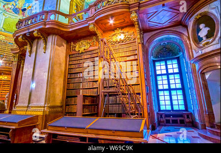 VIENNA, Austria - 2 Marzo 2019: l'annata scaffali in legno con vecchi libri rari e ad elevata scala di rotolamento della Biblioteca Nazionale di Palazzo di Hofburg, su