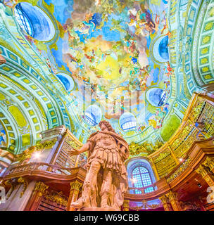 VIENNA, Austria - 2 Marzo 2019: gli splendidi affreschi sulla cupola in Prunksaal Sala della Biblioteca Nazionale e la scultura in marmo dell'Imperatore Carlo V Foto Stock