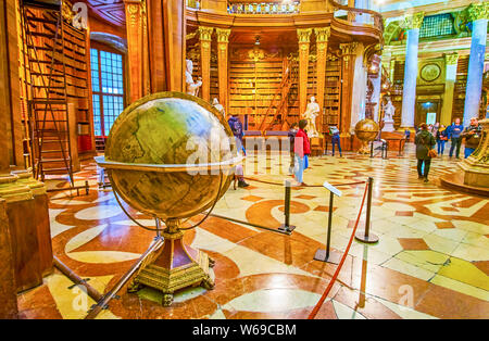 VIENNA, Austria - 2 Marzo 2019: i quattro grandi globi in Prunksaal di Biblioteca Nazionale si trova sul perimetro della Hall, il 2 marzo a Vienna