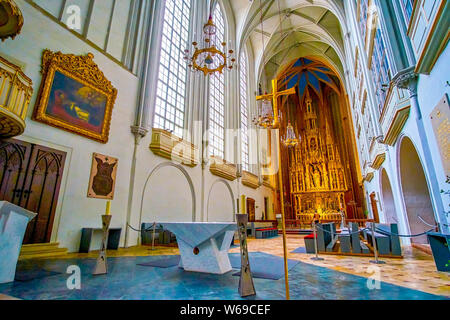 VIENNA, Austria - 2 Marzo 2019: il coro della chiesa di Sant'Agostino in stile gotico con arredamento modesto, golden pala nell abside e altare di pietra sul Foto Stock
