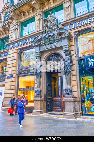 VIENNA, Austria - 2 Marzo 2019: la splendida cornice della porta del Palais equo in Stephansplatz con due atlanti e decorazioni scolpite fatte dal nero Foto Stock