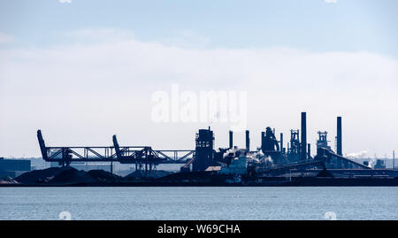 HAMILTON, Ontario, Canada - 23 settembre 2018: grandi fabbriche di acciaio e altre macchine industriali dominano la riva meridionale del porto di Hamilton. Foto Stock