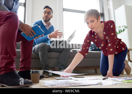 Multi-etnico del team Creative millenials di collaborare su un progetto di brainstorming Foto Stock