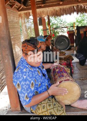 Le prestazioni genggong in Sade Villige, Lombok, Indonesia Foto Stock