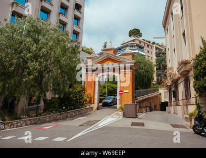 Le strade pedonali con i passaggi di colore giallo e le case di pietra per il sud della Francia Foto Stock