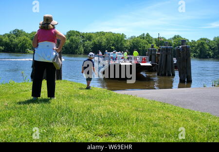 Rocky Hill, CT, Stati Uniti d'America. Jun 2019. Nonna e nipote di attesa per il traghetto per portarle a Glastonbury attraverso il fiume Connecticut. Foto Stock