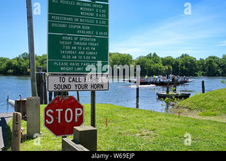 Rocky Hill, CT, Stati Uniti d'America. Jun 2019. Il traghetto che mostra segni di passeggeri e veicoli tariffe attraverso il fiume Connecticut. Foto Stock