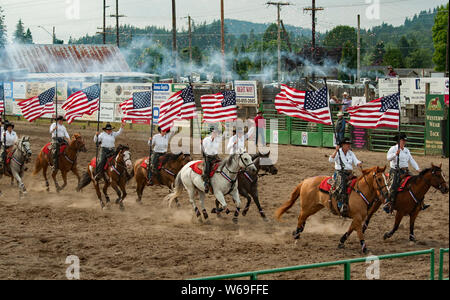 SEDRO WOOLLEY, WA/USA - luglio 4, 2019: praticare team piloti del Cavallino sono uno dei pochi che utilizzano fuochi d'artificio mentre su cavalli all'annuale 4 di luglio rodeo Foto Stock