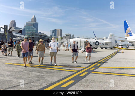 La gente partecipa al Cleveland National Air Show 2018 presso l'aeroporto di Burke Lakefront durante il Labor Day Weekend a Cleveland, Ohio, Stati Uniti. Foto Stock