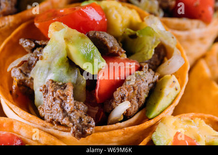 Insalata di manzo in taco coni con peperone rosso e avocado Foto Stock