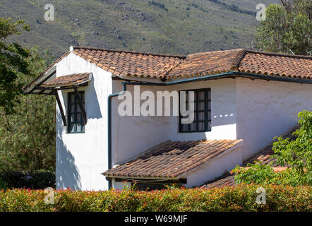 Vista parziale di un coloniale abbandonato casa di campagna con la luce del sole di mattina, nei pressi di città coloniale di Villa de Leyva, in mountai andina Foto Stock