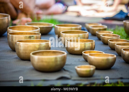 Set di ottone di cantare e di bocce per lo yoga e la meditazione all'aperto Foto Stock