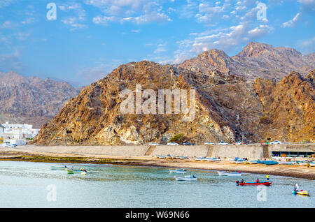 I pescatori la pesca nei pressi di un piccolo villaggio di pescatori che si trova ai piedi di una collina. Da Muscat Oman. Foto Stock