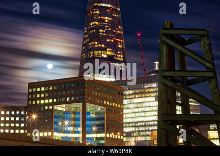 Luna piena sullo skyline di Londra con Shard Building sullo sfondo nella notte d'estate, Inghilterra, Regno Unito Foto Stock