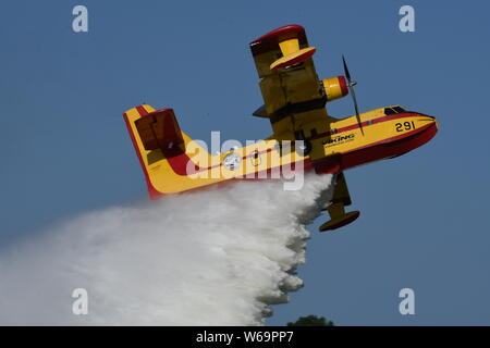 CANADAIR CL-215 bombardieri ad acqua UTILIZZATI PER LA LOTTA CONTRO GLI INCENDI. Foto Stock