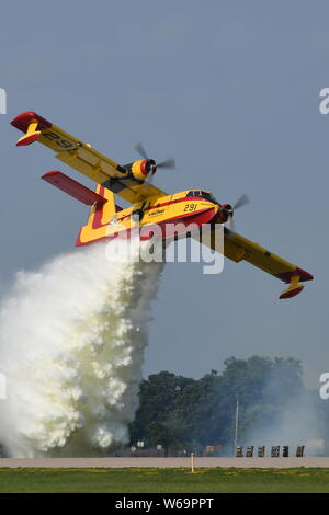 CANADAIR CL-215 bombardieri ad acqua UTILIZZATI PER LA LOTTA CONTRO GLI INCENDI. Foto Stock