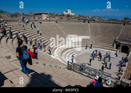 Pompei, Italia - Aprile 2018: turisti presso il Teatro Grande di Pompei Foto Stock