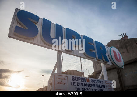 Lione, Francia - Luglio 18, 2019: Super U logo nella parte anteriore del loro supermercato locale a Lione. Super U è una catena di mercato e supermercato dettaglianti da Fr Foto Stock