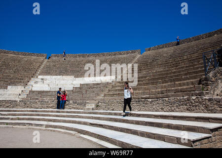 Pompei, Italia - Aprile 2018: turisti presso il Teatro Grande di Pompei Foto Stock