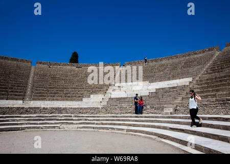 Pompei, Italia - Aprile 2018: turisti presso il Teatro Grande di Pompei Foto Stock