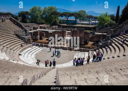 Pompei, Italia - Aprile 2018: turisti presso il Teatro Grande di Pompei Foto Stock