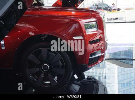 Un Cullinan SUV di Rolls-Royce è sul visualizzatore in corrispondenza di un centro commerciale per lo shopping nella città di Hangzhou, a est della Cina di provincia dello Zhejiang, 19 giugno 2018. Amore o odio il fatto Foto Stock
